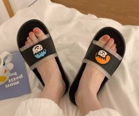 Яркие парные тапочки для влюбленых фото