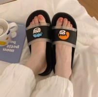 Яркие парные тапочки для влюбленых фото