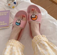 Яркие парные тапочки для влюбленых фото