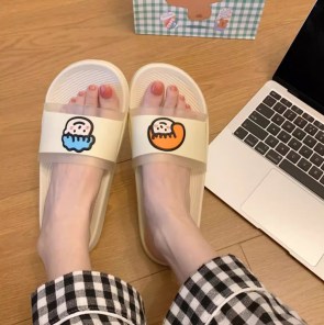 Яркие парные тапочки для влюбленых фото