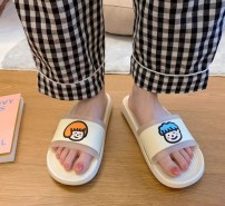 Яркие парные тапочки для влюбленых фото