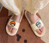 Яркие парные тапочки для влюбленых фото