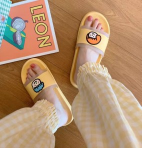 Яркие парные тапочки для влюбленых фото