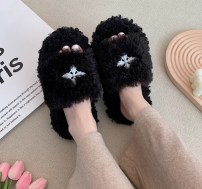 Женские тапочки на платформе с мехом для улицы черные и белые фото