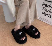 Женские тапочки на платформе с мехом для улицы черные и белые фото