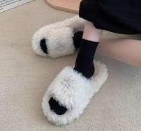 Женские тапочки на платформе с мехом для улицы черные и белые фото