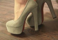 Удобные женские туфли на толстом каблуке - серые