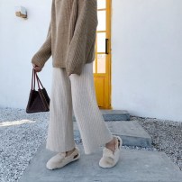 Женские меховые мокасины с ремешком фото