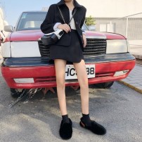 Женские меховые мокасины с ремешком фото