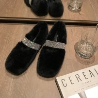Меховые мокасины с ремешком со стразами фото