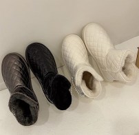Модные валенки ботинки стеганые лаковые с цепочкой фото