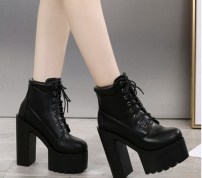 Высокие женские ботильоны на тракторной подошве фото