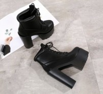 Высокие женские ботильоны на тракторной подошве фото