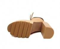 Высокие женские ботильоны на тракторной подошве фото