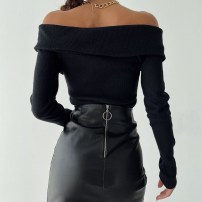 Женская черная кофточка с открытыми плечами фото