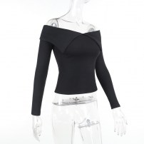 Женская черная кофточка с открытыми плечами фото