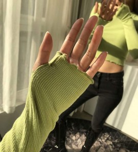 Женская тонкая короткая кофточка топ фото