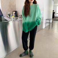 Градиентный зеленый женский пуловер с длинными рукавами фото