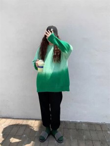 Градиентный зеленый женский пуловер с длинными рукавами