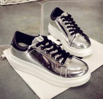 Женские низкие кроссовки с блестящего материала