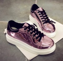 Женские низкие кроссовки с блестящего материала фото