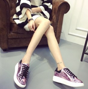 Женские низкие кроссовки с блестящего материала фото