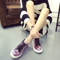 Женские низкие кроссовки с блестящего материала фото