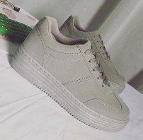 Женские кроссовки на высокой подошве фото