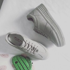 Женские кроссовки на высокой подошве фото