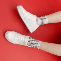 Женские кроссовки на высокой подошве фото