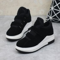 Кроссовки женские высокие с необычно шнуровкой на платформе фото