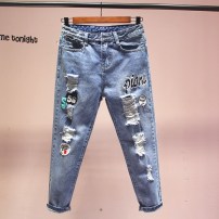 Женские рваные джинсы с нашивками
