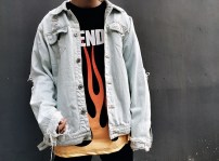 Джинсовая куртка с рваными локтями и надписью Pablo фото