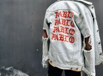 Джинсовая куртка с рваными локтями и надписью Pablo