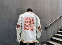 Джинсовая куртка с рваными локтями и надписью Pablo фото